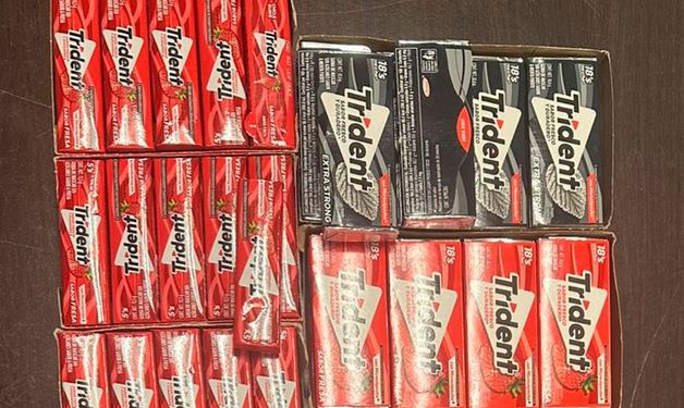 INCREÍBLE: ‘Por unos chicles…’; pareja de farderos cae con casi 500 cajas de Trident y Clorets