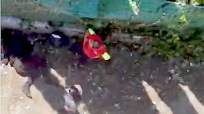 VIDEO. Motociclista pierde la vida al caer desde lo alto de un puente en el Estado de México