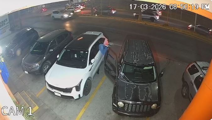 VIDEO: Comensales disfrutaban su cena sin saber que les robaban todas sus cosas