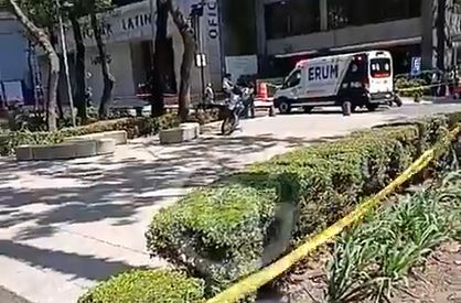 URGENTE: Una mujer estaba en un balcón del piso 13 y muere en Paseo de la Reforma