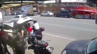 VIDEO. ‘¡Papaaaaá!’; ratero en motoneta le quita el celular a una joven trabajadora