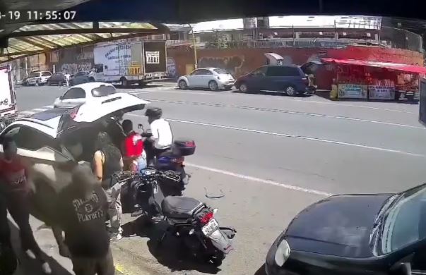 VIDEO. ‘¡Papaaaaá!’; ratero en motoneta le quita el celular a una joven trabajadora