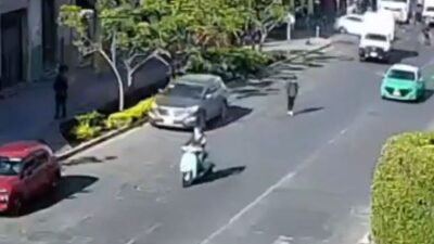 VIDEO: ‘La virgen les habla’; patrulleros pasan de largo junto a sicarios cuando mataban a un conductor