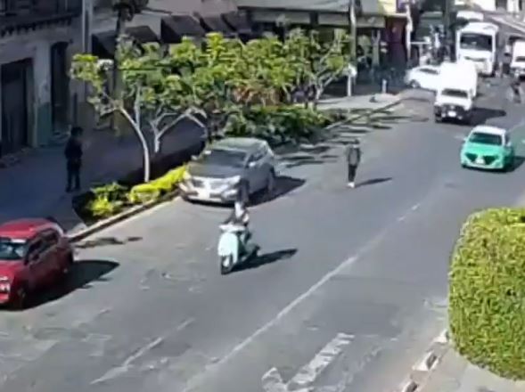 VIDEO: ‘La virgen les habla’; patrulleros pasan de largo junto a sicarios cuando mataban a un conductor