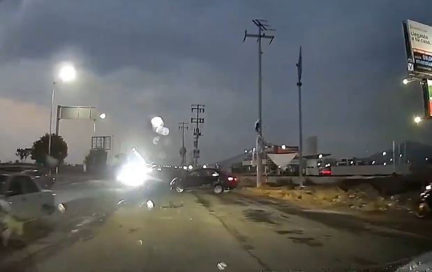VIDEO: Conductor imprudente ocasiona fuerte accidente y termina dando vueltas