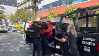 VIDEO: ‘Se ponen la capa’; graban espectacular apoyo de policías a una mujer en labor de parto