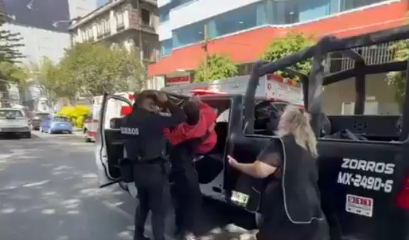 VIDEO: ‘Se ponen la capa’; graban espectacular apoyo de policías a una mujer en labor de parto