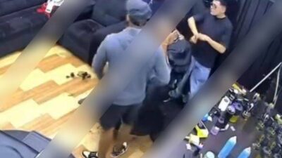 VIDEO: Asaltantes cierran cortina y golpean a un cliente dentro de una barbería