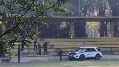 TRAGEDIA: Vecinos van a las canchas de béisbol y encuentran a un hombre muerto en las gradas