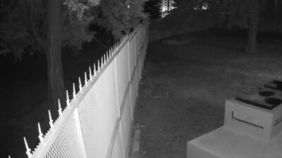 VIDEO. Rateros se brincan a una primaria durante la noche y roban objetos de valor