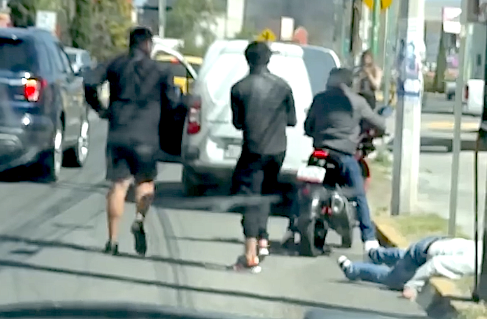 VIDEO. Delincuentes golpean brutalmente a conductor para robarle sus pertenencias en Ecatepec