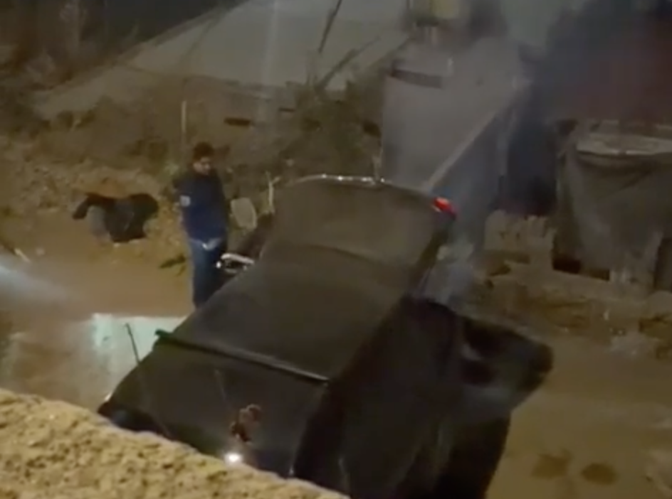 VIDEO. Graban a policías municipales robando dinero, teléfono y una bocina a una familia