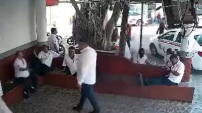 VIDEO: Taxistas discuten y se agarran a golpes en su propia base