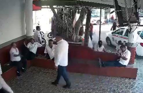 VIDEO: Taxistas discuten y se agarran a golpes en su propia base