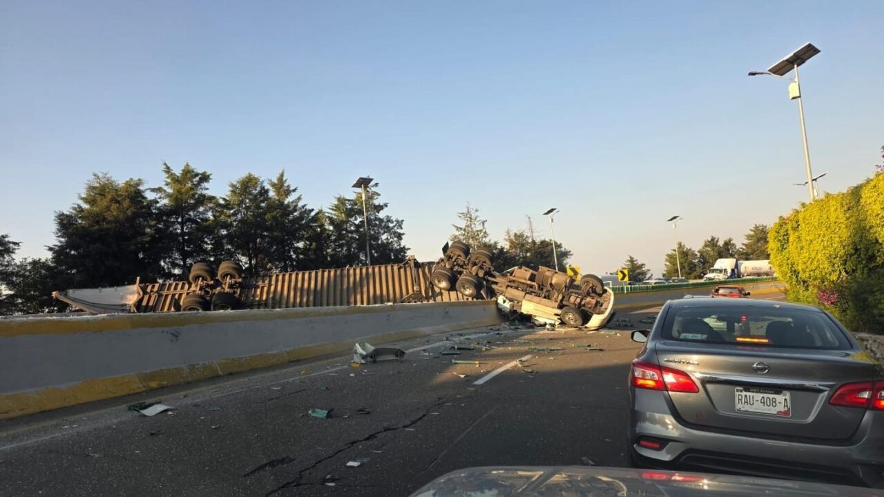 ÚLTIMA HORA: Conductor muere aplastado por un tráiler que volcó en la curva ‘La Pera’