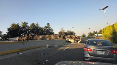 ÚLTIMA HORA: Conductor muere aplastado por un tráiler que volcó en la curva ‘La Pera’