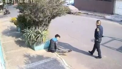 VIDEO: Joven jardinero buscaba trabajo en la calle y policías llegan a golpearlo