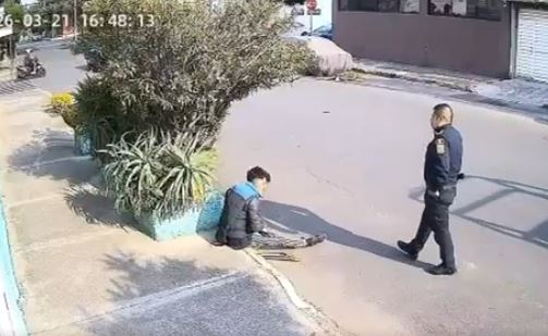 VIDEO: Joven jardinero buscaba trabajo en la calle y policías llegan a golpearlo