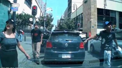 VIDEO: Graban a familia de montachoques mientras atacan a conductores en pleno centro