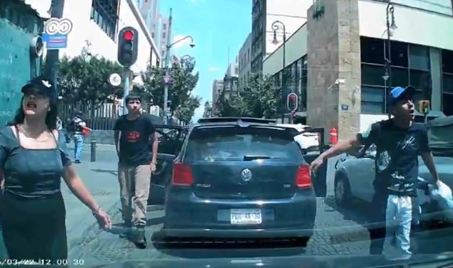 VIDEO: Graban a familia de montachoques mientras atacan a conductores en pleno centro