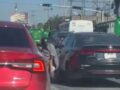 VIDEO: Motociclista con casco da golpiza a un conductor en un semáforo