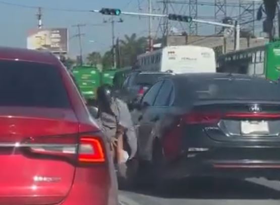 VIDEO: Motociclista con casco da golpiza a un conductor en un semáforo