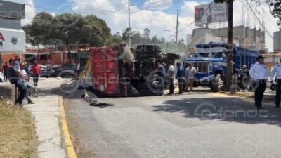 URGENTE: Camión de volteo termina ‘recostado’ y riega toneladas de materiales