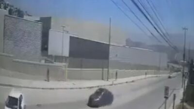 VIDEO: Conductor ocasiona impactante accidente y deja a dos personas graves