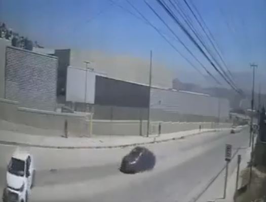 VIDEO: Conductor ocasiona impactante accidente y deja a dos personas graves