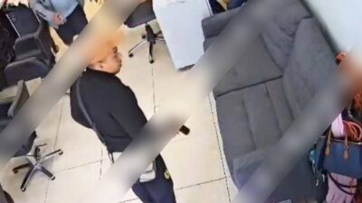 VIDEO: ‘¡Las llaves!’; asaltantes armados amagan a empleado de una estética