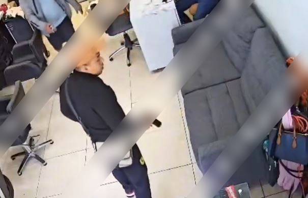 VIDEO: ‘¡Las llaves!’; asaltantes armados amagan a empleado de una estética