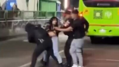 VIDEO: ‘¡Grábale!’; policías hacen un ‘papelazo’ y no podían contra jovencitos afuera del Metro
