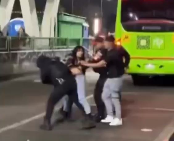 VIDEO: ‘¡Grábale!’; policías hacen un ‘papelazo’ y no podían contra jovencitos afuera del Metro