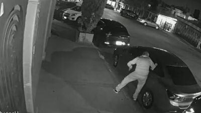 VIDEO: Ratero da ‘cristalazo’ y vacía un carro por la noche en calles de Edomex