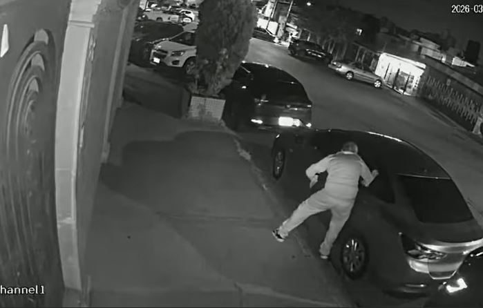 VIDEO: Ratero da ‘cristalazo’ y vacía un carro por la noche en calles de Edomex