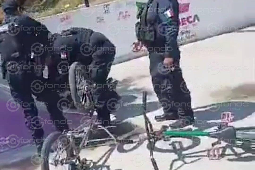 VIDEO: ‘¡Ayuda!’; policías estatales golpean a chavito de 16 años en bicicleta