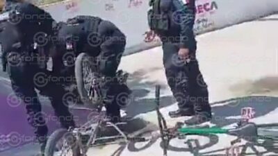 VIDEO: ‘¡Ayuda!’; policías estatales golpean a chavito de 16 años en bicicleta