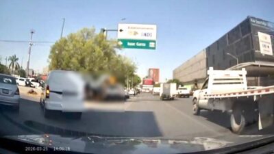 VIDEO: Policías rescatan a jovencita que gritaba por ayuda desde la ventanilla de un auto