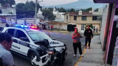 VERGONZOSO: Borracho les roba su patrulla a unos policías y la estrella contra una casa