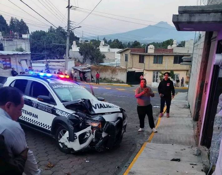 VERGONZOSO: Borracho les roba su patrulla a unos policías y la estrella contra una casa