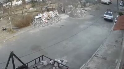 VIDEO: Criminal merodea la calle y se roba un Tsuru cuando nadie lo ve