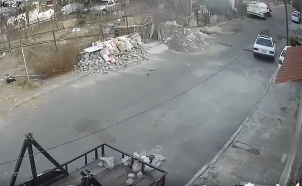 VIDEO: Criminal merodea la calle y se roba un Tsuru cuando nadie lo ve