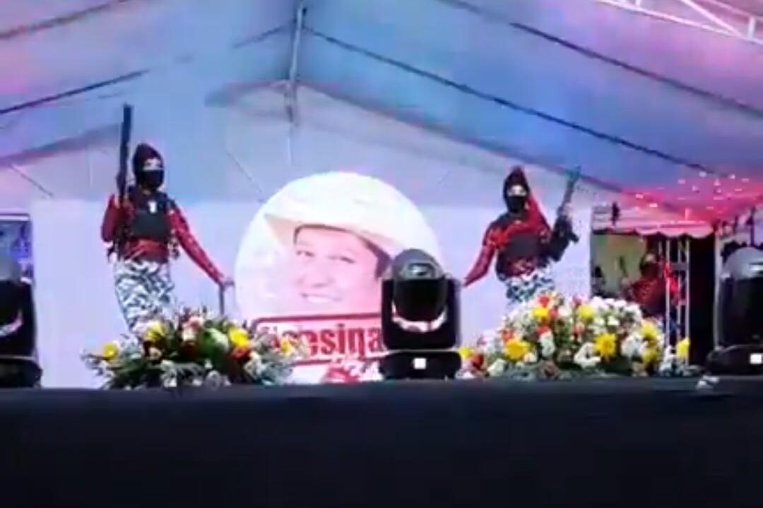 VIDEO. Alumnos de Bachilleres se disfrazan de sicarios durante concurso de baile