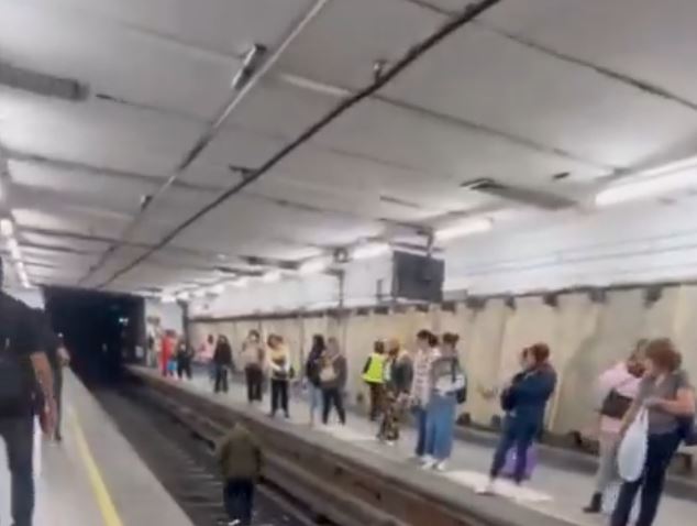 VIDEO: Tensión en el Metro; graban rescate de señor que cayó a la zona de vías