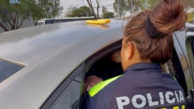 VIDEO: ‘Héroes de azul’; policías auxilian a una mujer para que diera a luz