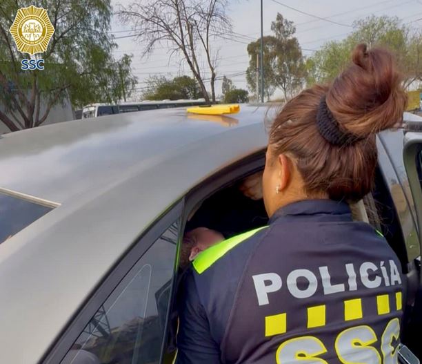 VIDEO: ‘Héroes de azul’; policías auxilian a una mujer para que diera a luz