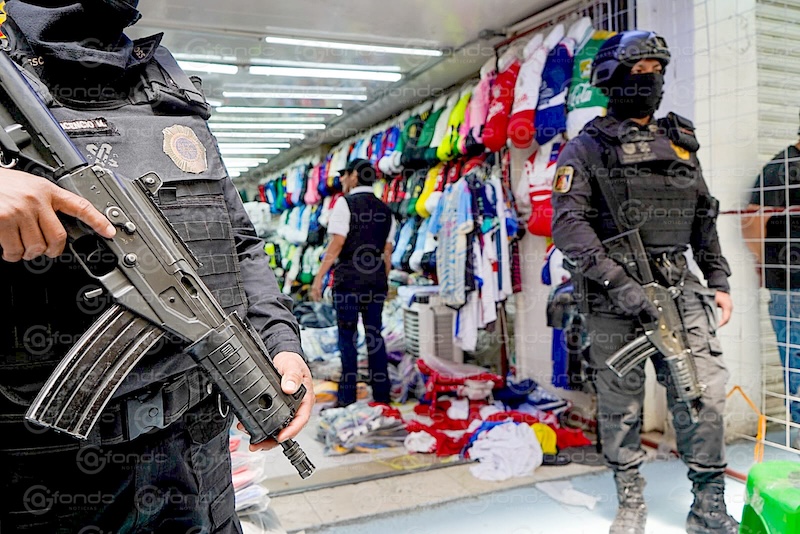 OPERATIVO. Decomisan 25 toneladas de playeras y otros artículos del mundial de futbol en Tepito