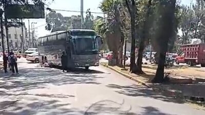 URGENTE: Ciclista muere bajo las llantas de un autobús; el chofer fue detenido