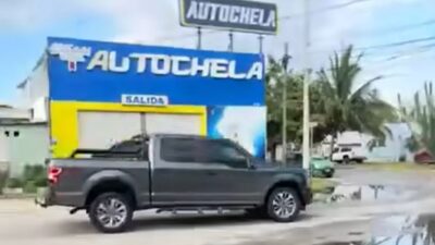 VIDEO: Conductor de camioneta huye y deja grave a un motociclista