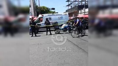 URGENTE: Atacan a tiros a dos personas entre puestos semifijos; hay un muerto